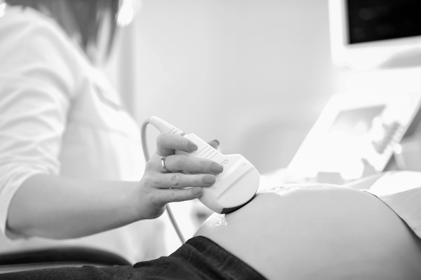 Las ecografías son fundamentales en medicina para diagnósticos tempranos y precisos. Este artículo explora su impacto en obstetricia y avances tecnológicos. ¡Aprende sobre su versatilidad y seguridad en la atención médica!