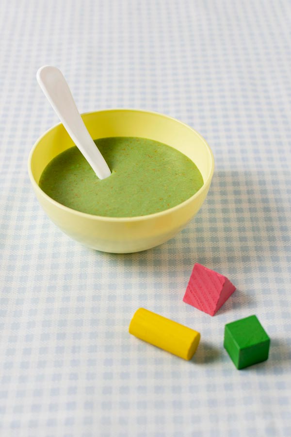 Bebé disfrutando de un potito de frutas, una opción deliciosa y nutritiva para el crecimiento y desarrollo infantil.