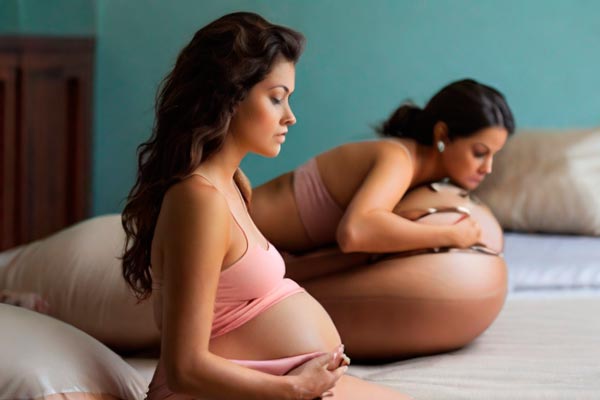 Mujer embarazada realizando ejercicios suaves para estimular la posición cefálica del bebé en el útero